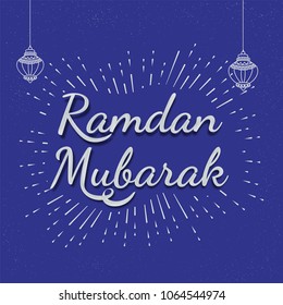 Texto elegante Ramadan Mubarak con linternas colgantes sobre fondo azul.