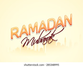 Der stylische Text Ramadan Mubarak auf der Moschee Silhouette dekoriert Hintergrund für islamischen heiligen Monat der Gebete, Feier, kann als Poster, Banner oder Flyer Design verwendet werden.