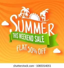 Stylischer Text Sommer, dieses Wochenende Verkauf mit Sonne und Pflaumen auf orangefarbenem Hintergrund. Pauschale 50% Rabatt auf Angebote.