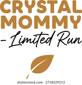 Un elegante diseño de camiseta tipográfica con la frase 'Crystal Mommy - Limited Run' con un gráfico de hojas Pequeñas, perfecto para el diseño de prendas de vestir y servicios de Impresión a la carta.