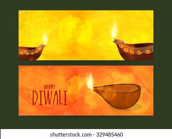 Stylische Website-Kopfzeile oder Banner-Set mit beleuchteter Öl-Lampe für das indische Festival der Lichter, Happy Diwali Feier.