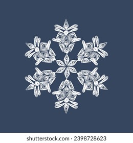 Stilvolle, weiße Schneeflocke auf dunkelblauem Hintergrund. Silvester-Symbole. Papiertechnologie des Lochstreifens.