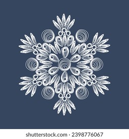 Elegante copo de nieve con edredón blanco sobre un fondo azul oscuro. Símbolos de Año Nuevo. Tecnología de papel para tejer a cielo abierto.