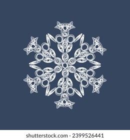 Elegante copo de nieve con edredón blanco sobre un fondo azul oscuro. Símbolos de Año Nuevo. Tecnología de papel para tejer a cielo abierto.