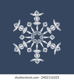 Elegante copo de nieve con edredón blanco sobre un fondo azul oscuro. Símbolos de Año Nuevo. Tecnología de papel para tejer a cielo abierto.