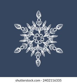 Elegante copo de nieve con edredón blanco sobre un fondo azul oscuro. Símbolos de Año Nuevo. Tecnología de papel para tejer a cielo abierto.