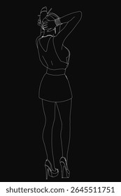 Uma mulher elegante com um elegante vestido preto posa confiantemente com as mãos na cabeça, de pé contra um fundo escuro. Seus saltos altos realçam sua silhueta elegante, criando um contorno impressionante.