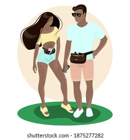 Joven pareja con bolsos de cinturón. Paquete Fanny. Ilustración vectorial colorida en estilo plano.