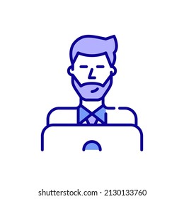 Joven elegante trabajando en una laptop. Icono de color de línea de píxeles perfecto, modificable