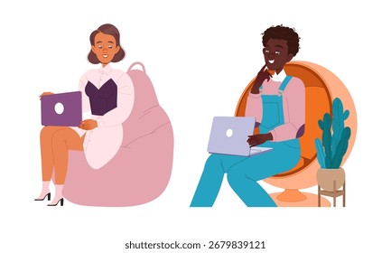 Profesionales jóvenes con estilo se dedican al trabajo remoto mientras abrazan Configuraciones acogedoras y atractivas