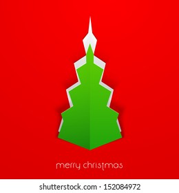 Estilizar el árbol de navidad hecho de cortes de papel sobre fondo rojo para la celebración de Feliz Navidad.