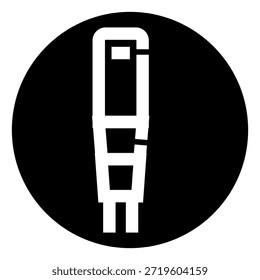 Símbolo estilizado del enchufe del conector de audio que indica una conexión o entrada común, presentado como un círculo negro monocromo con un diseño geométrico abstracto blanco que representa la tecnología y la conectividad