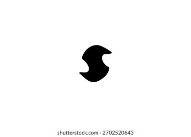 Forma abstracta negra estilizada que se asemeja a la letra "S" sobre fondo blanco, diseño fluido y moderno.