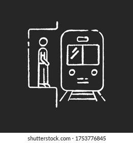 U-Bahn-Kreide, weißes Symbol auf schwarzem Hintergrund. Bahnhof. Bahnsteig für Passagiere, die auf U-Bahn warten. Öffentlicher Pendler. Städtische Infrastruktur. einzelne Vektorkartongrafik