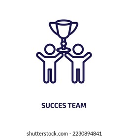 es adecuado para el icono de equipo de la colección people. Equipo de éxito lineal delgado, equipo, icono de contorno de éxito aislado en fondo blanco. Signo de equipo de éxito de vector de línea, símbolo para web y móvil