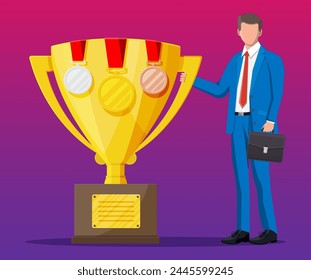 Exitoso hombre de negocios cerca de la gran copa de trofeos de oro con medallas, celebra su victoria. Éxito empresarial, triunfo, meta o logro. Ganadora de la competición. estilo plano de Ilustración vectorial