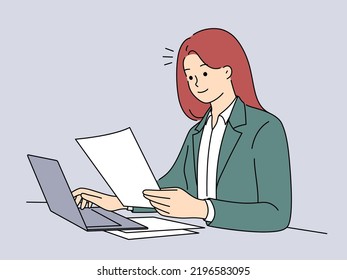 Exitosa mujer de negocios sentada en el escritorio para trabajar en documentos de lectura de computadoras. Joven empleada sonriente ocupada en la revisión de papeleo en la oficina. Ilustración vectorial. 