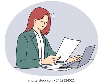 Exitosa mujer de negocios sentada en el escritorio para trabajar en documentos de lectura de computadoras. Joven empleada sonriente ocupada en la revisión de papeleo en la oficina. Ilustración vectorial.