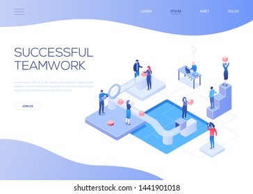 Trabajo en equipo exitoso - colorido banner web vectorial isométrico con espacio de copia para texto. Un encabezado de página web con hombres, mujeres, colegas trabajando juntos, colocando cajas en una cinta transportadora