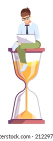 Ilustración de vector de color RGB semiplana de administración de tiempo con éxito. Hombre sentado en un reloj de arena con un personaje de caricatura aislado de una laptop sobre fondo blanco