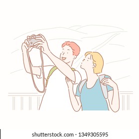 Exitosa pareja viajera enamorada tomando un selfie por teléfono. Ilustraciones de diseño vectorial de estilo dibujado a mano.