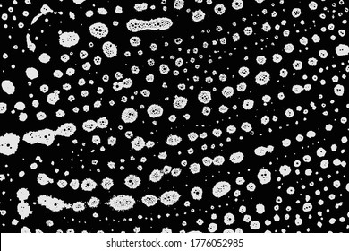 Sopa de espuma de jabón en negro. Fondo de champú abstracto líquido blanco. Textura del baño de agua limpia. Patrón detergente de superficie blanda de macro.