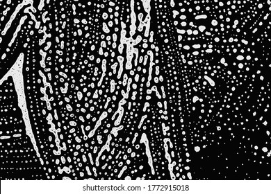 Textura de maleza. Espuma líquida de jabón blanco sobre fondo negro. Resumen de la niebla de agua en el baño. Shampoo de burbujas. Concepto de lavado y limpieza en la vista superior.