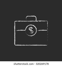 Maleta con la mano del símbolo del dólar dibujada en tiza sobre un icono blanco vector de pizarra aislado en un fondo negro.