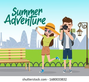 Diseño conceptual de vectores de aventura de verano. Texto de aventura de verano con un par de personajes turísticos tomando fotos de teléfonos y cámaras en el fondo del parque. Ilustración vectorial. 