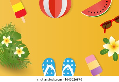 Sommerhintergrund mit blauen Sandalen, Kokosblättern, Sonnenbrillen, Wassermelone und Pflaumenblume auf gelbem Hintergrund. Textbereich