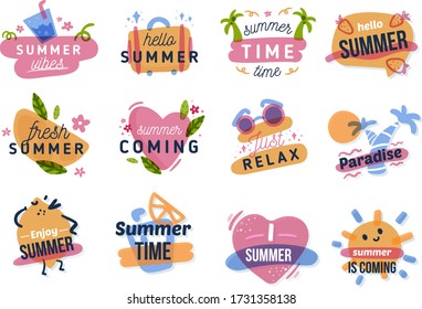 Sommerabzeichen und Labels, Logos, handgezeichnete Tags und Elemente für Sommerurlaub, Reisen, Strandurlaub, Sonne. Farbige Vektorgrafik isoliert Satz.