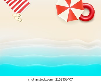 Sommerstrand mit schönen blauen Wellen und weichem Sand