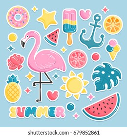 Die Sommer-Strandelemente klemmen. Flamingo, Eis, Wassermelone, Muschel, Monstera, Ananas. Vektorgrafik