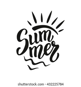 Texto de tipografía con letras de pincel de verano aislado en fondo blanco. Palabra escrita a mano "Verano" con sol y olas. Para carteles, camisetas, estampas, bolsas, almohadas, decoraciones de casa. Ilustración del vector