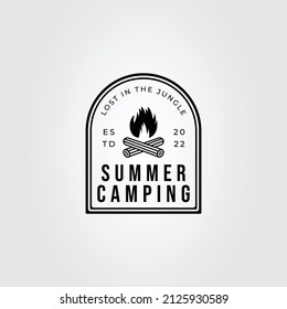 campamento de verano con diseño vectorial con logotipo de fogata o fogata