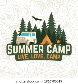 Campo de verano. Vive, amor, campamento. Vector. Concepto de insignia, camisa o logotipo, impresión, estampado, ropa o tee. Diseño de tipografía vintage con remolque rv, tienda de campaña, fogata y silueta forestal.