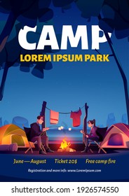 Afiche del campamento de verano en el parque natural. Volante de vectores con paisaje de dibujos animados de río, bosque, tiendas de campaña y gente asando malvaviscos en llamas. Cartel del camping con fuego en la orilla del lago