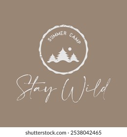 Campamento de verano - Stay wild eslogan gráfico Vector impresión de letras para el diseño de impresión de la camiseta