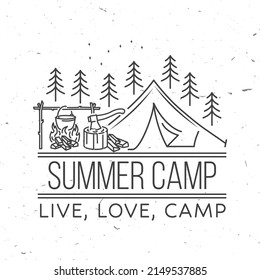Sommerlager. Vektorgrafik. Konzept für Hemd, Druck, Stempel oder Abschlag. Vintage Line Art Design mit Camper Zelt, Topf auf dem Feuer, Axt und Berglandschaft.