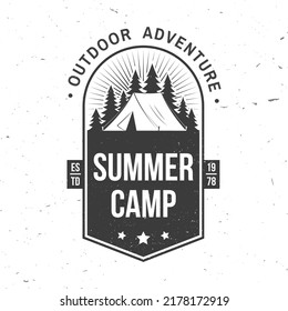 Sommerlager. Vektorgrafik. Konzept für Hemd oder Logo, Druck, Stempel oder Abschlag. Vintage Typografie Design mit Camper Zelt und Waldsilhouette. Camping Angebot.