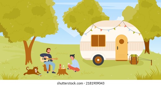 Sommercampingplatz, Picknick im Wald in der Nähe von Camper van Vektorgrafik. Cartoon Campingplatz mit Paar, Mann spielt Gitarre, Mädchen trinkt Kaffee Hintergrund. Wanderlust, Vanilleleben, Urlaubskonzept