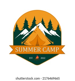 Logotipo vectorial de camping de verano, vector de logotipo de la calidad de árboles de montaña y bosques.
