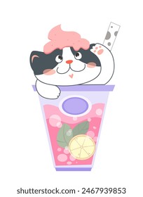 Cóctel de verano con gatito. Gato kawaii sonriente en taza con refresco gaseoso, jugo de fruta o batido. Bebida con mascota peluda. Ilustración vectorial plana de dibujos animados aislada sobre fondo blanco