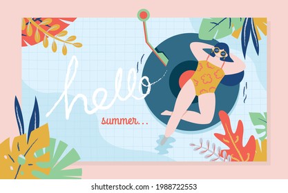 Concepto de verano diseño de afiche de una dama relajada en bikini con gafas de sol sobre un disco de vinilo relajante en la piscina con la decoración de las plantas disfrutando de la música en la fiesta de la piscina