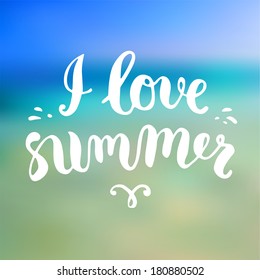Design de verão. Plano de Fundo da Praia de Borrão. Vetor de letras desenhado à mão. Eu adoro o verão