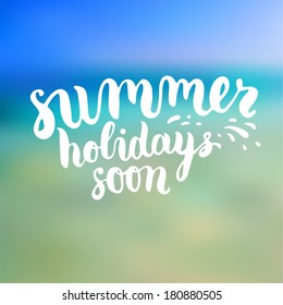 Sommerdesign. unscharfer Strand-Hintergrund. handgezeichneter Schriftzeichen-Vektorgrafik. Sommerferien bald