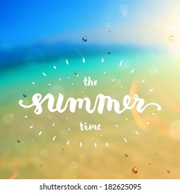 Diseño de verano. El Fondo De La Playa Es Desdibujado. Vector de letras dibujado a mano. Tiempo de verano