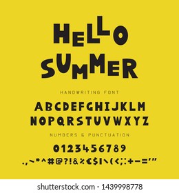 Fuente digital de verano. Alfabeto negro con números y puntuación de formas geométricas aisladas en fondo amarillo. Letras de tipografía creativa. Ilustración de tipo mate.