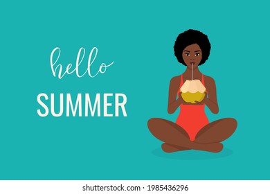 Tarjeta de felicitación de verano. Una chica africana negra vestida con traje de baño se sienta en la posición del loto y bebe agua de coco de un coco. Texto escrito a mano "Hola verano". Ilustración plana de material vectorial