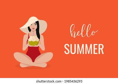 Tarjeta de felicitación de verano. Una chica de pelo negro con traje de baño y un sombrero se sienta en la posición del loto y bebe agua de coco de un coco. Texto escrito a mano "Hola verano". Ilustración plana de material vectorial.